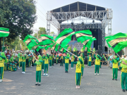 Keren, Aksi Drumband Jagad Harmoni Meriahkan Jalan Sehat Harlah Ke-87 SD Ma’arif Ponorogo