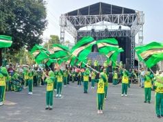 Keren, Aksi Drumband Jagad Harmoni Meriahkan Jalan Sehat Harlah Ke-87 SD Ma’arif Ponorogo