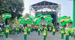 Keren, Aksi Drumband Jagad Harmoni Meriahkan Jalan Sehat Harlah Ke-87 SD Ma’arif Ponorogo