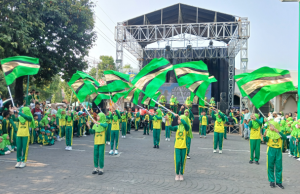 Keren, Aksi Drumband Jagad Harmoni Meriahkan Jalan Sehat Harlah Ke-87 SD Ma’arif Ponorogo