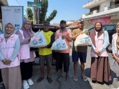 Sambut Hari Kesaktian Pancasila, Srikandi PLN UP3 Ponorogo Bersama YBM PLN Berbagi Kebahagiaan dengan Puluhan Tukang Becak di Ponorogo