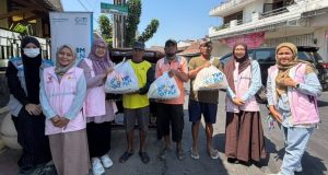 Sambut Hari Kesaktian Pancasila, Srikandi PLN UP3 Ponorogo Bersama YBM PLN Berbagi Kebahagiaan dengan Puluhan Tukang Becak di Ponorogo