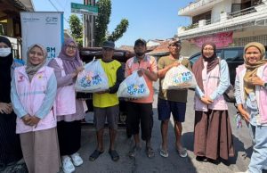 Sambut Hari Kesaktian Pancasila, Srikandi PLN UP3 Ponorogo Bersama YBM PLN Berbagi Kebahagiaan dengan Puluhan Tukang Becak di Ponorogo