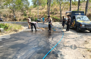 Tumpahan Solar di Singgahan Ponorogo, Jalan Licin Nyaris Bikin Celaka