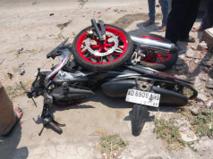 Hendak Nyalip, Honda Sonic Ringsek Tergilas, Grand Max Nyungsep di Balong Ponorogo