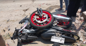 Hendak Nyalip, Honda Sonic Ringsek Tergilas, Grand Max Nyungsep di Balong Ponorogo