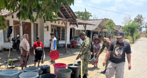 Krisis Air Bersih di Karangpatihan Pulung, Tentara Ponorogo Turun Tangan Dropping Air Bersih