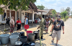 Krisis Air Bersih di Karangpatihan Pulung, Tentara Ponorogo Turun Tangan Dropping Air Bersih