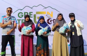 Semarak Hari Kesaktian Pancasila, YBM PLN Ponorogo Gandeng Islamic Center Ponorogo Salurkan Sembako untuk Lansia Dhuafa di Green Stride 2026