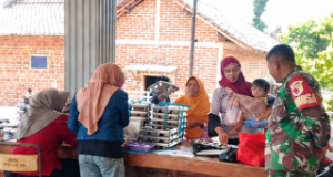 Prajurut TNI Ponorogo Kawal MBG untuk Ibu Hamil & Menyusui di Totokan