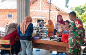 Prajurut TNI Ponorogo Kawal MBG untuk Ibu Hamil & Menyusui di Totokan