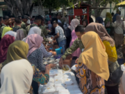 Prajurit Ponorogo Bagi Sembako & Makan Bakso Hingga Soto Gratis Bareng Rakyat