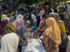 Prajurit Ponorogo Bagi Sembako & Makan Bakso Hingga Soto Gratis Bareng Rakyat