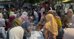 Prajurit Ponorogo Bagi Sembako & Makan Bakso Hingga Soto Gratis Bareng Rakyat