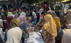 Prajurit Ponorogo Bagi Sembako & Makan Bakso Hingga Soto Gratis Bareng Rakyat