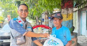 Semangat Hari Kesaktian Pancasila, YBM PLN Bersama Srikandi PLN UP3 Ponorogo Berbagi Sembako untuk Para Pekerja Informal di Ponorogo dan Pacitan