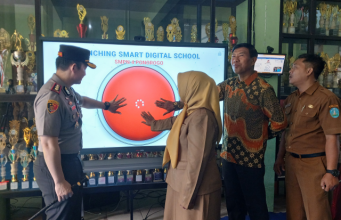 Istimewa, SMPN 4 Ponorogo Launching Buku Karya Siswa & Aplikasi e-Moncer Bersama Kapolres