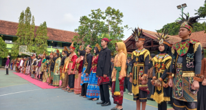 Kobarkan Nasionalisme, Pelajar SMPN 5 Ponorogo Gelar Parade 27 Baju Adat Nusantara di Upacara Sumpah Pemuda