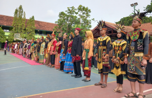 Kobarkan Nasionalisme, Pelajar SMPN 5 Ponorogo Gelar Parade 27 Baju Adat Nusantara di Upacara Sumpah Pemuda